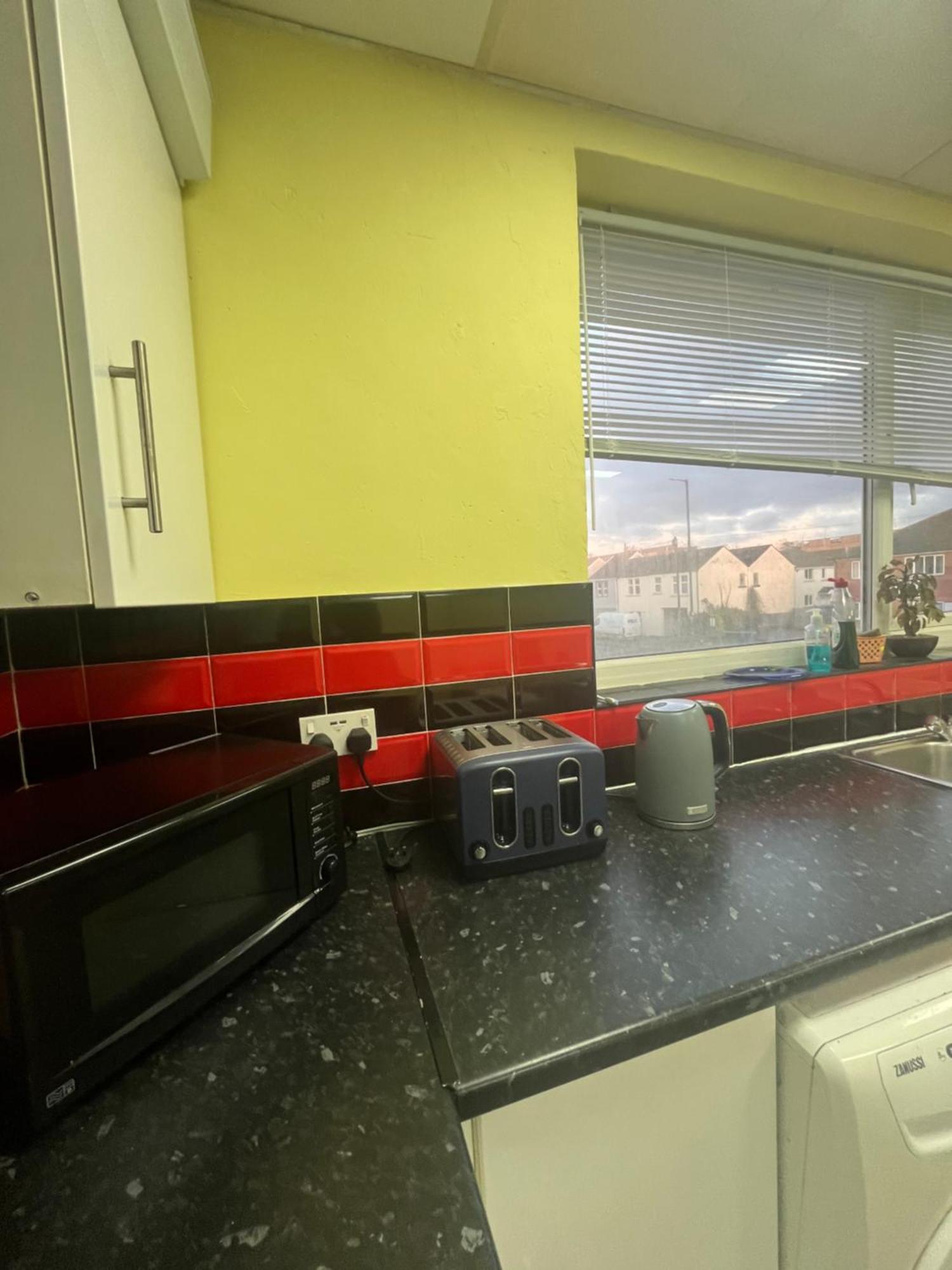 Private Room 2 Near Southmead Hospital ブリストル エクステリア 写真